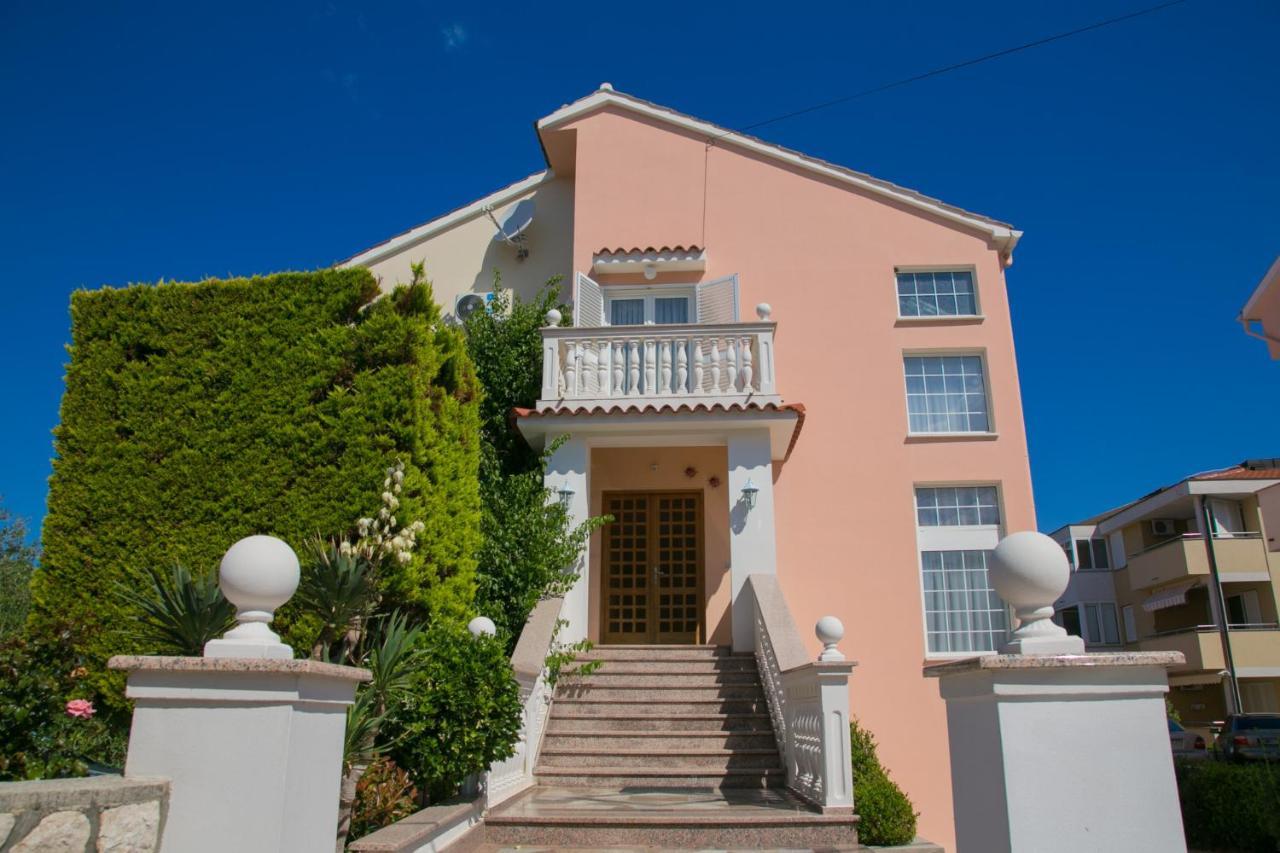 F• R• I• E• N• D• S• Bed & Breakfast โนวาลยา ภายนอก รูปภาพ