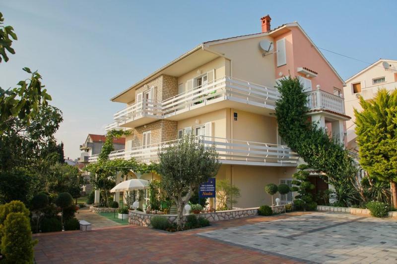 F• R• I• E• N• D• S• Bed & Breakfast โนวาลยา ภายนอก รูปภาพ
