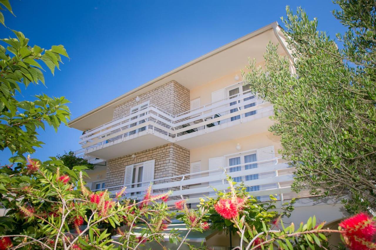 F• R• I• E• N• D• S• Bed & Breakfast โนวาลยา ภายนอก รูปภาพ