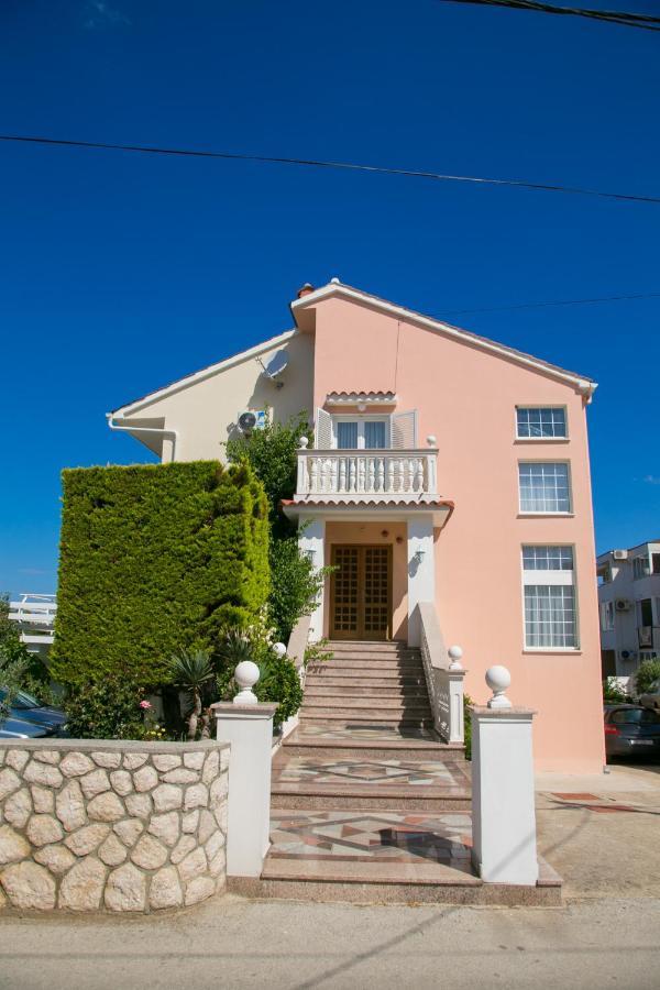 F• R• I• E• N• D• S• Bed & Breakfast โนวาลยา ภายนอก รูปภาพ