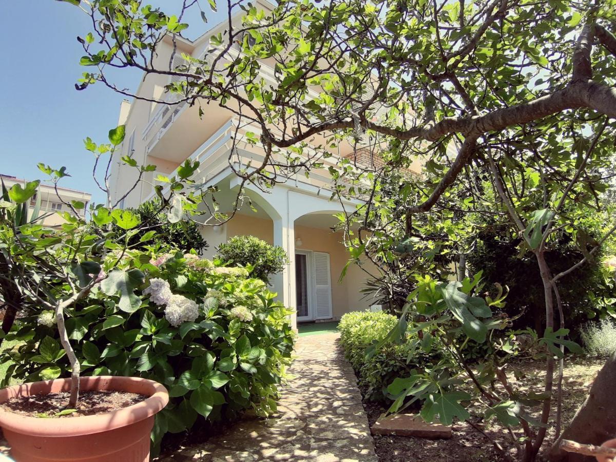F• R• I• E• N• D• S• Bed & Breakfast โนวาลยา ภายนอก รูปภาพ