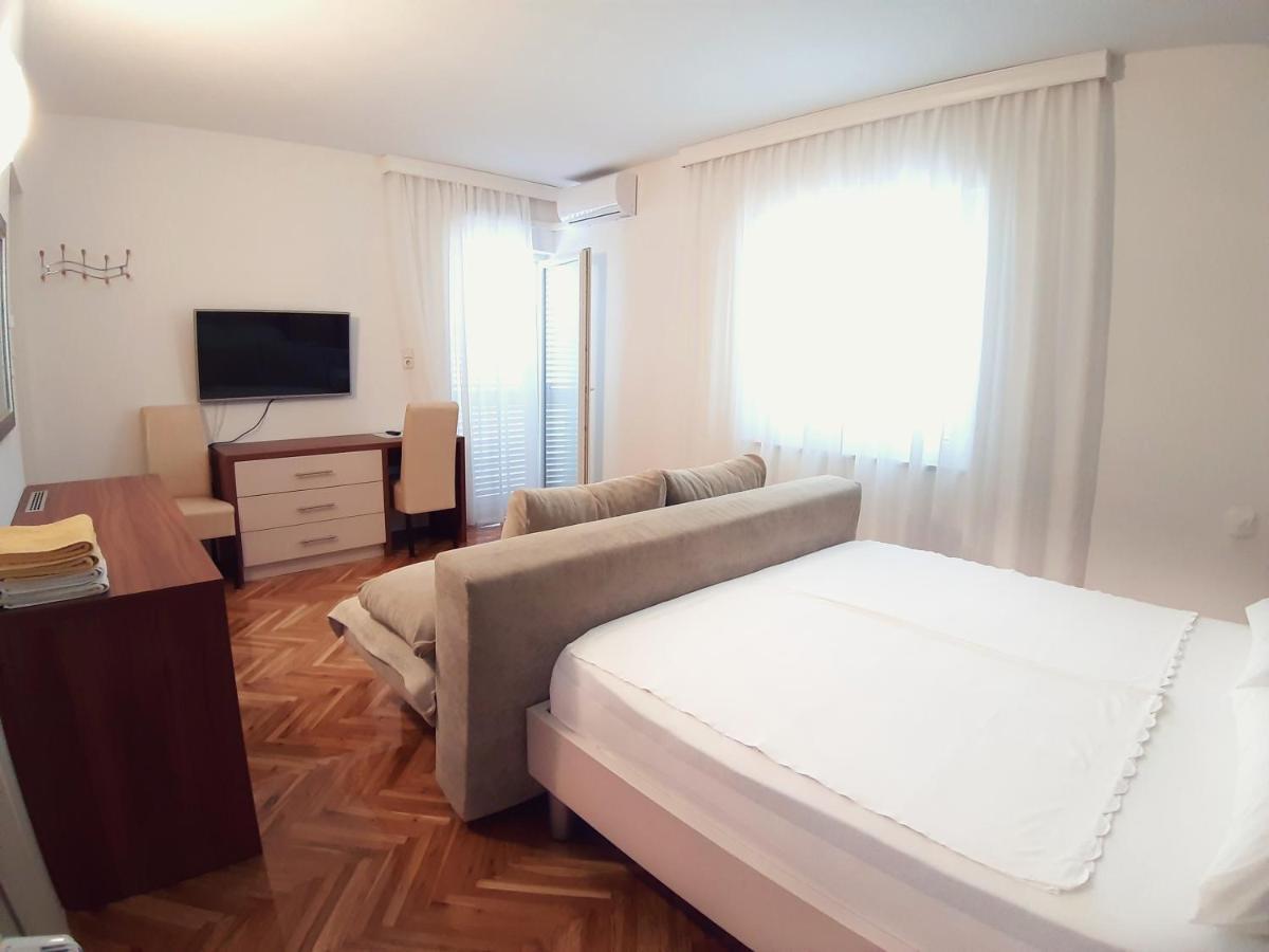 F• R• I• E• N• D• S• Bed & Breakfast โนวาลยา ภายนอก รูปภาพ
