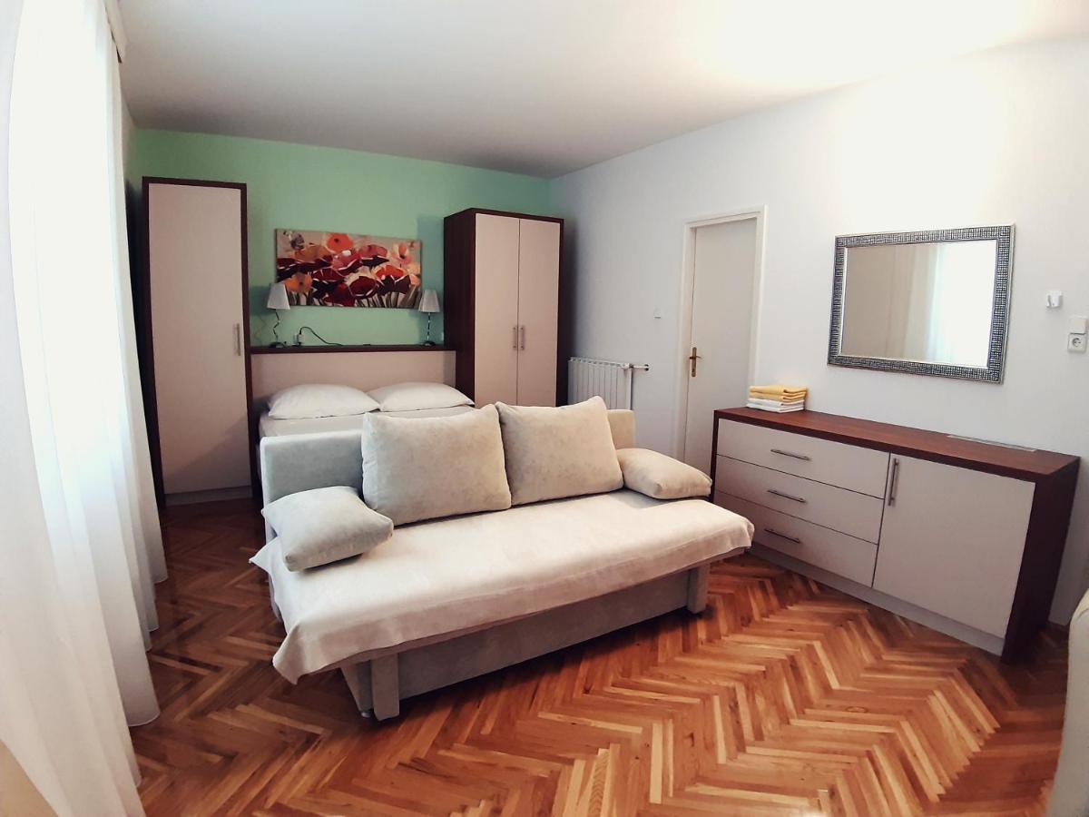 F• R• I• E• N• D• S• Bed & Breakfast โนวาลยา ภายนอก รูปภาพ