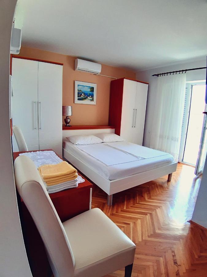 F• R• I• E• N• D• S• Bed & Breakfast โนวาลยา ภายนอก รูปภาพ