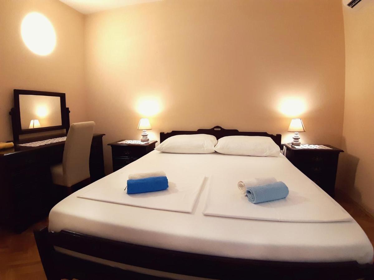 F• R• I• E• N• D• S• Bed & Breakfast โนวาลยา ภายนอก รูปภาพ