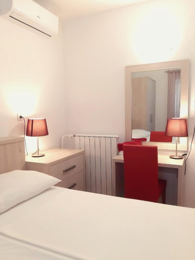 F• R• I• E• N• D• S• Bed & Breakfast โนวาลยา ภายนอก รูปภาพ