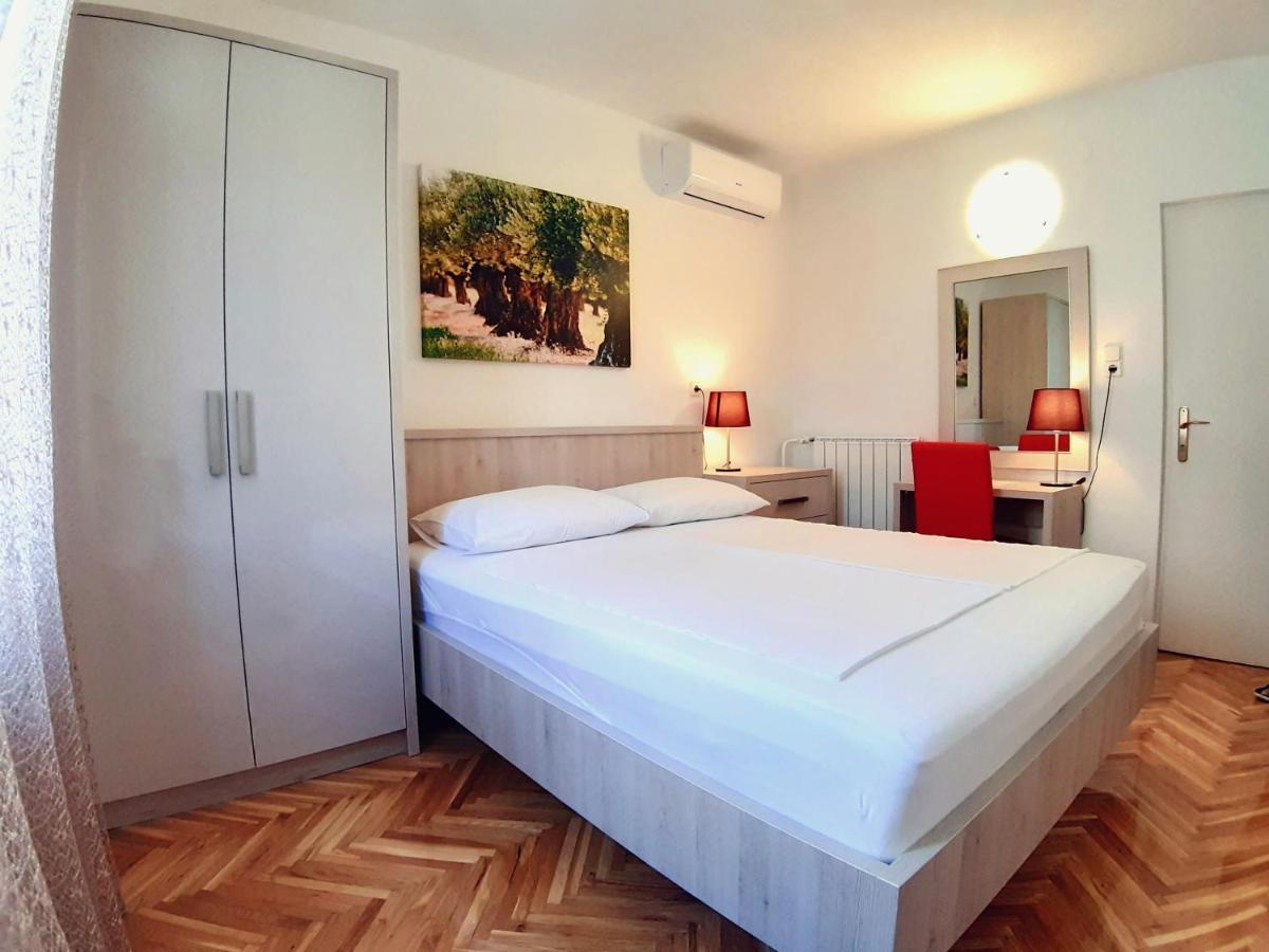 F• R• I• E• N• D• S• Bed & Breakfast โนวาลยา ภายนอก รูปภาพ