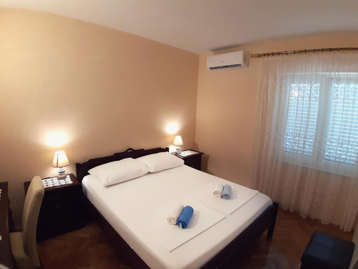 F• R• I• E• N• D• S• Bed & Breakfast โนวาลยา ภายนอก รูปภาพ