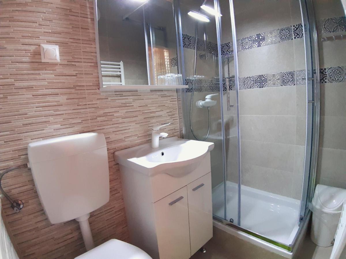 F• R• I• E• N• D• S• Bed & Breakfast โนวาลยา ภายนอก รูปภาพ