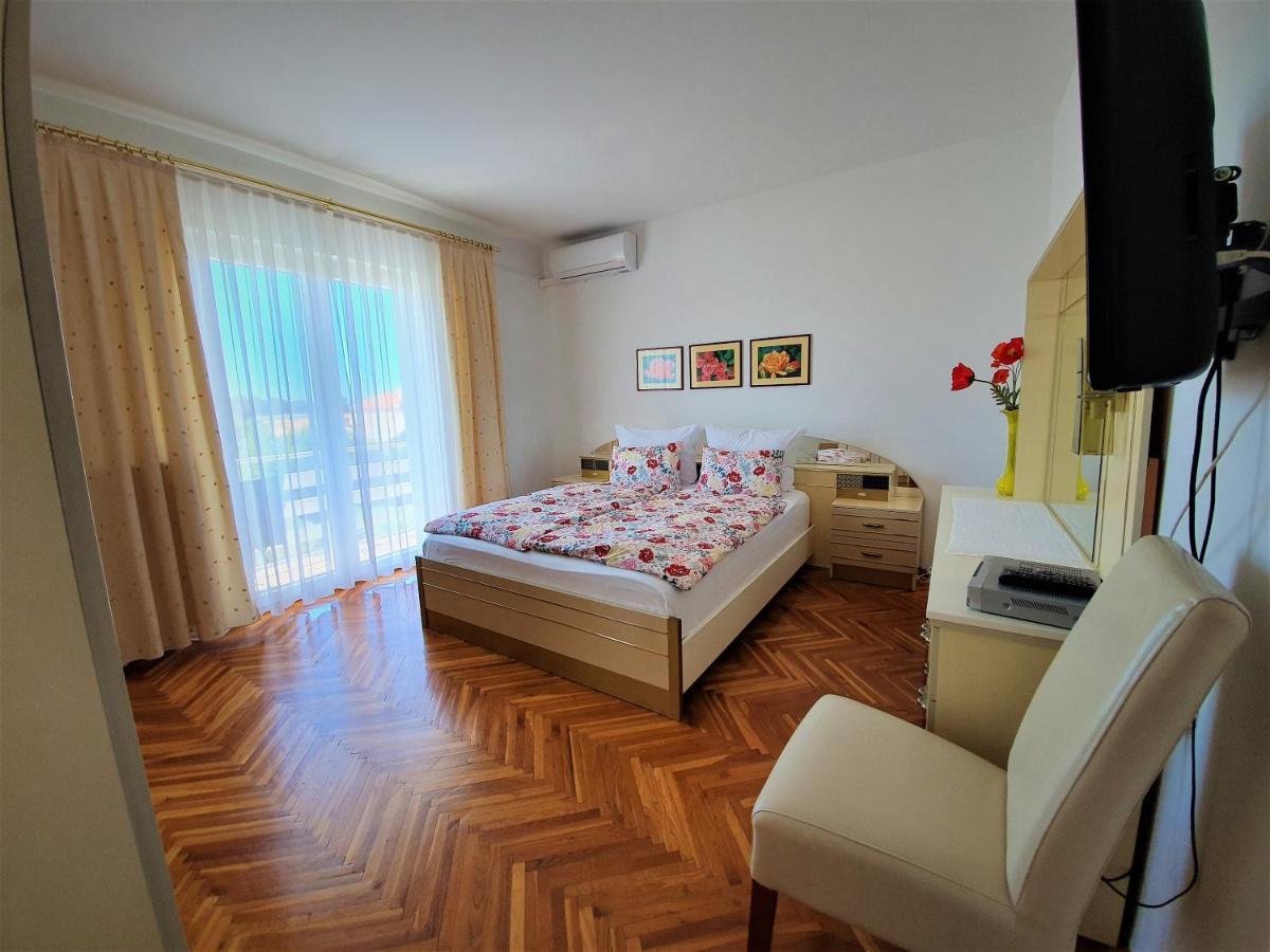 F• R• I• E• N• D• S• Bed & Breakfast โนวาลยา ภายนอก รูปภาพ
