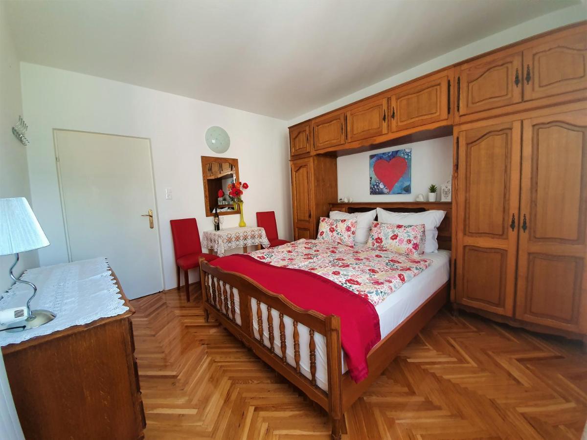 F• R• I• E• N• D• S• Bed & Breakfast โนวาลยา ภายนอก รูปภาพ