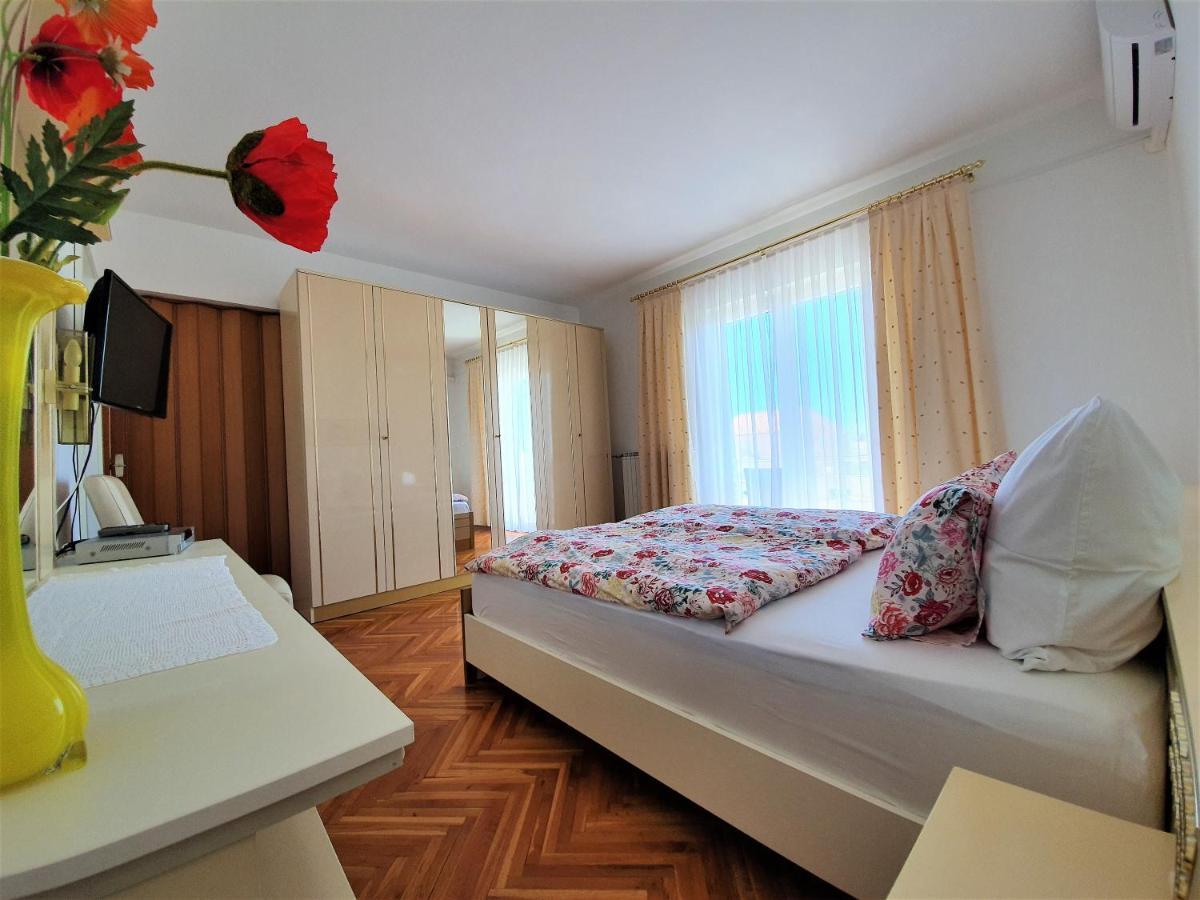 F• R• I• E• N• D• S• Bed & Breakfast โนวาลยา ภายนอก รูปภาพ