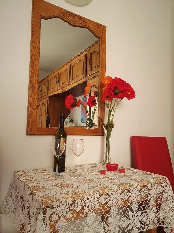 F• R• I• E• N• D• S• Bed & Breakfast โนวาลยา ภายนอก รูปภาพ