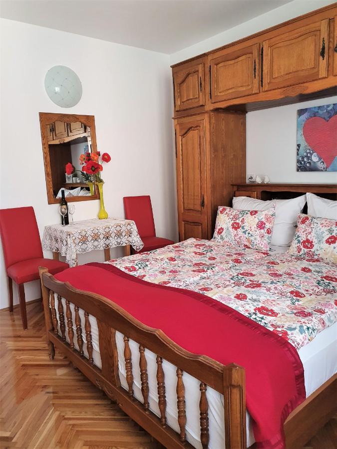 F• R• I• E• N• D• S• Bed & Breakfast โนวาลยา ภายนอก รูปภาพ